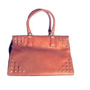 ⭐️ Burgundy hand bag with studs